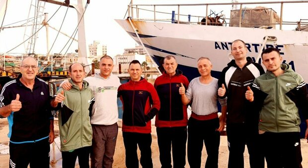 Liberati i pescatori sequestrati 100 giorni fa, Conte e Di Maio in Libia. La gioia dei familiari: «Fine di un incubo»