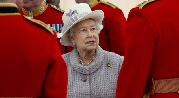 Regina Elisabetta e la reazione sorprendente quando le dissero che un intruso voleva ucciderla con una balestra