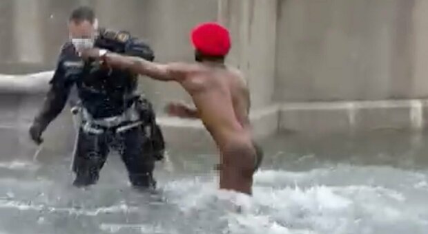 Nudo nella fontana di piazza della Repubblica a Roma, agenti in acqua: tensione e arresto