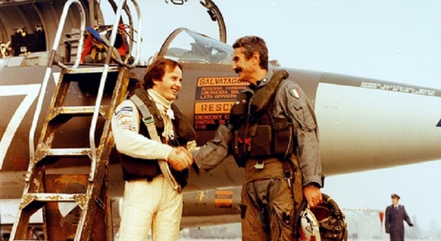Il colonello Gianfranco Bono con Gilles Villeneuve