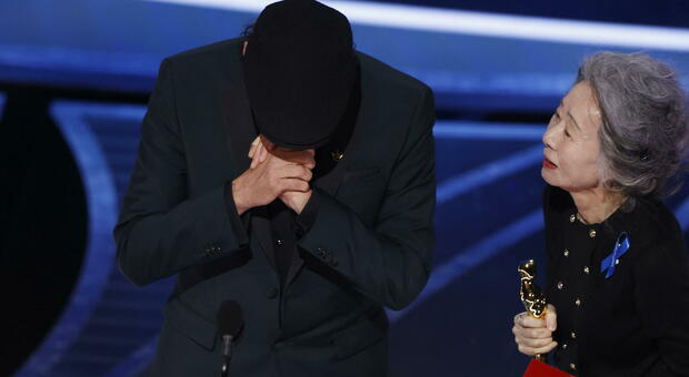 Troy Kotsur, l'attore sordo premio Oscar come miglior attore non protagonista. La scena commovente dell'applauso con la lingua dei segni