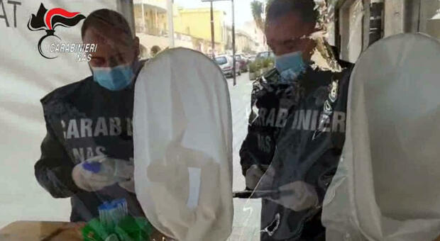 No vax, medici e sanitari già sospesi ma ancora a lavoro: i carabinieri scovano 281 furbetti"