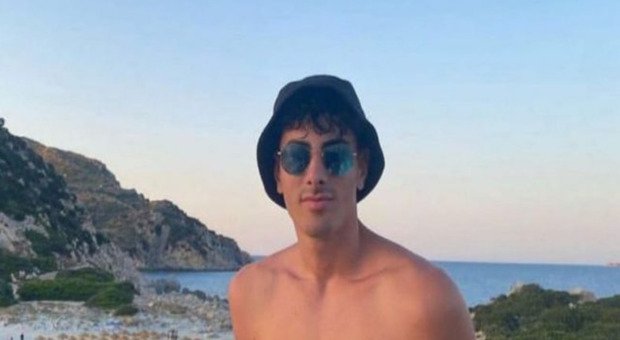 Cagliari, 20enne morto mentre gioca a calcetto con gli amici: si è accasciato improvvisamente