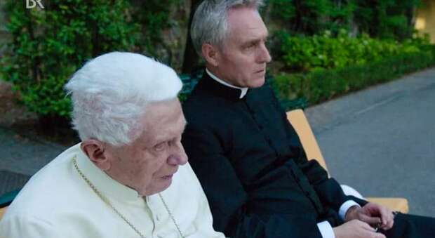 Benedetto XVI, la vita del papa emerito ai tempi del Covid: non cammina più ma segue le notizie in tv