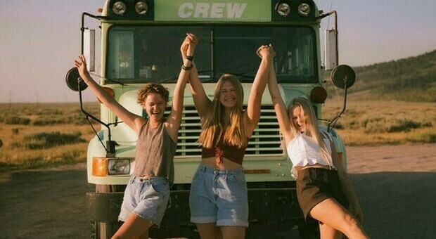 Tradite dallo stesso ragazzo, tre ragazze comprano un vecchio scuolabus e partono insieme