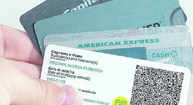 Il green pass formato portachiavi o carta di credito: la nuova moda