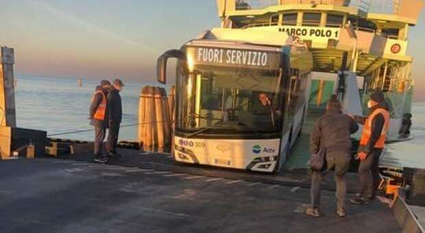 Il nuovissimo bus elettrico resta incastrato nel ferry di linea