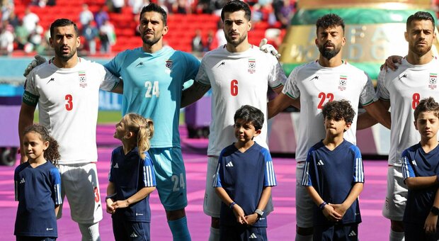 Mondiali Qatar, incubo Iran: cantate l'inno contro gli Stati Uniti o l'arresto. Giocatori (e famiglie) minacciati