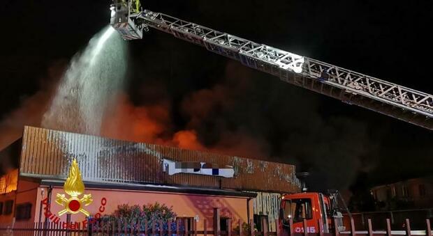 A fuoco nella notte due capannoni di un'azienda, i pompieri salvano dalle fiamme la casa confinante