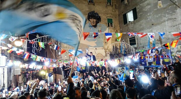 Da Roma a Milano fino a Napoli, esplode la gioia dei tifosi: caroselli e cori nelle strade
