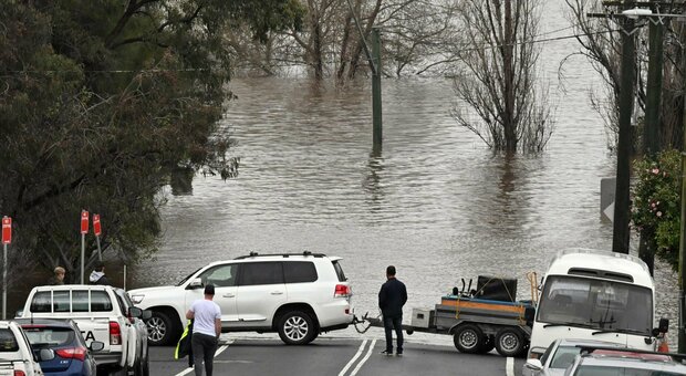Sydney, per le piogge torrenziali straripa la diga di Warragamba: un morto e quasi 10mila residenti evacuati