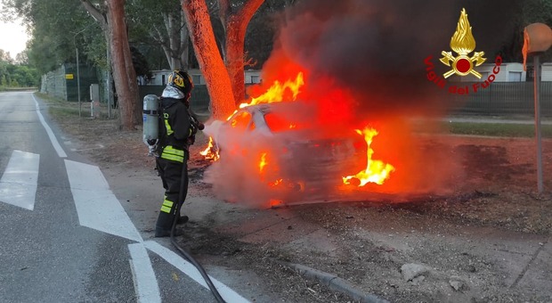 Auto in fiamme a Chioggia, la macchina sportiva ha preso fuoco a Isola Verde: distrutta