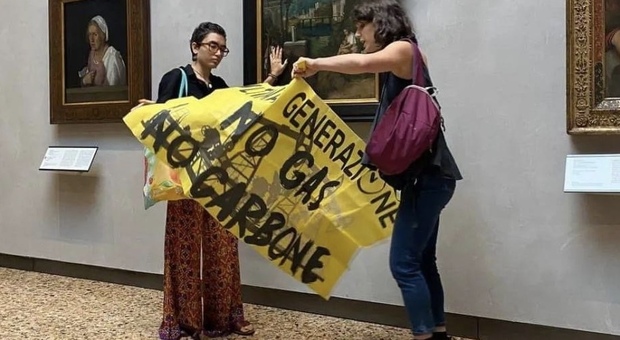 Le attiviste davanti alla Tempesta del Giorgione