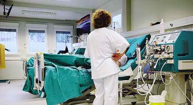 L'Usl, a causa dei sanitari no vax sospesi, è costretta a tagliare i posti letto in ospedale