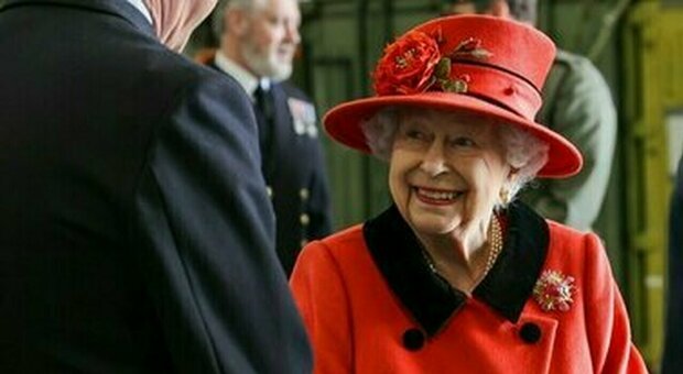 Regina Elisabetta, primo volo dopo gli accertamenti in ospedale. Via da Windsor in elicottero