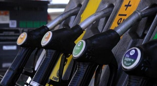 Benzina e gasolio su nuovi record. Appello consumatori: serve tetto ai prezzi