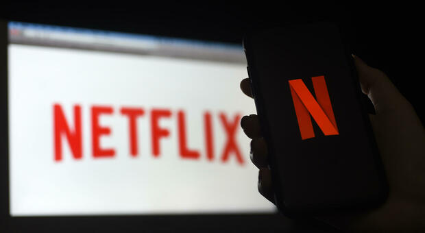 Netflix cede alla pubblicità: abbonamenti meno cari ma con spot. Microsoft primo cliente