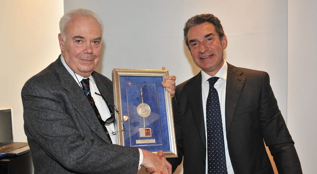 Gabriele Cescutti mentre riceve il premio alla carriera dell'ex presidente dell'ordine dei giornalisti Gianluca Amadori