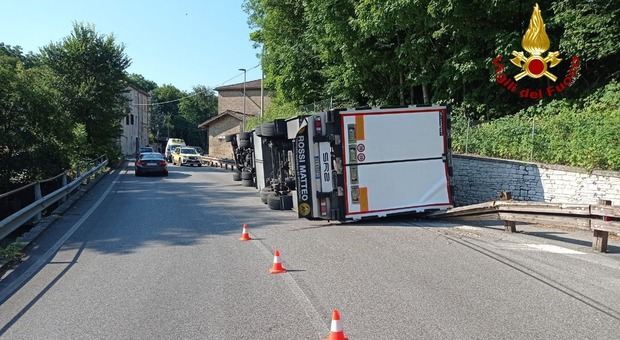 Camion carico di carne si rovescia sulla strada a Fietta a Possagno