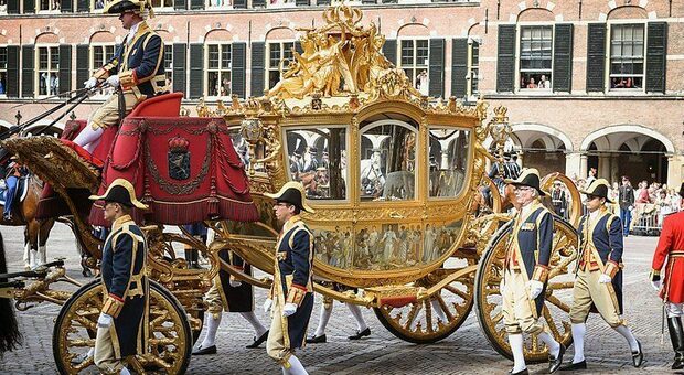 Il dipinto Tributo dalle colonie sulla fiancata della Golden Coach della famiglia reale olandese