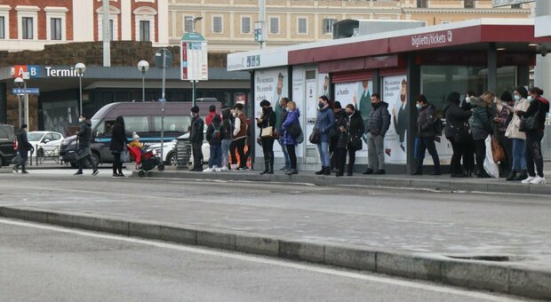 Viaggiatori in attesa a Termini (foto AG. TOIATI)