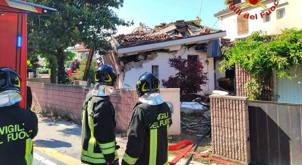Esplosione, crolla la casa: gravemente ferito un 42enne, ora è a Padova al reparto grandi ustionati