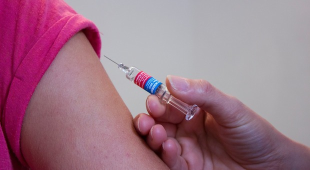 Il Covid fa dimenticare le vaccinazioni "ordinarie": una campagna mette "Un nodo al fazzoletto"