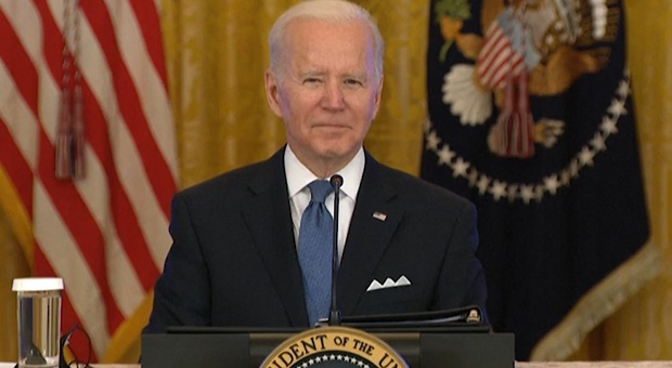 Gaffe del presidente Biden, non si accorge del microfono acceso e insulta il giornalista. Il video