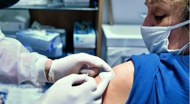 Vaccino anti influenzale accelera la risposta immunitaria anche contro il Covid: «Casi meno gravi»