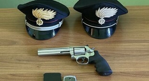 Una pistola sequestrata dai carabinieri (foto di repertorio)
