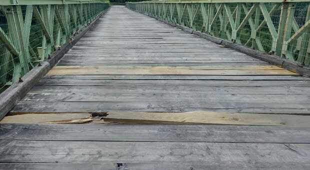 Bypass della Feltrina, pericolo per il ponte a pezzi: lo usa anche chi non dovrebbe