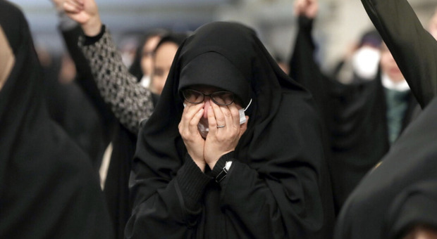 Iran, Ayatollah incolpa le donne per la siccità: se non piove in tante regioni chiedere a chi non indossa il velo