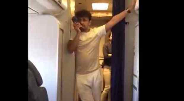 India, star di Bollywood canta durante il volo: l'equipaggio viene sospeso dal servizio