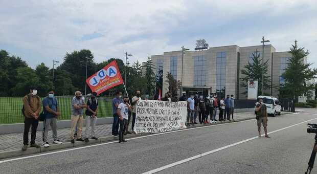 La protesta dei lavoratori pakistani davanti alla sede di Grafica Veneta