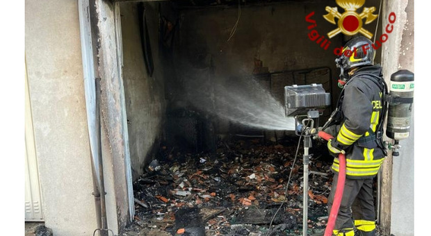 Vigili del fuoco spengono le fiamme che hanno distrutto il garage