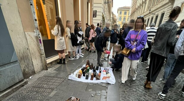Roma, allarme degrado in Centro. L'ira dei commercianti: «Invasi da rifiuti e abusivi»