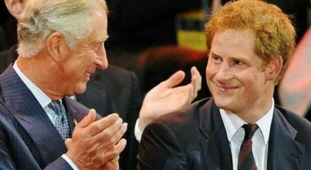 Il principe Carlo rifiuta la domanda della BBC sui «traumi infantili» causati al Principe Harry