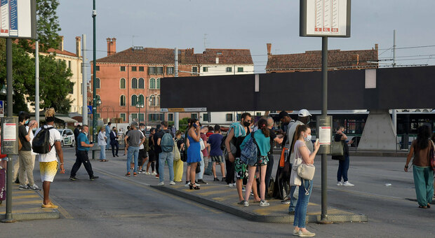 Passeggeri in attesa a Piazzale Roma