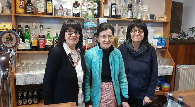 Giacomina Nives e Gianna dietro il banco del bar dei Tofoi, che non ha mai chiuso in 100 anni