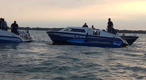 Inseguimento a tutta velocità in barca tra i canali, Polizia speronata: arrestato giovane (con donna a bordo)