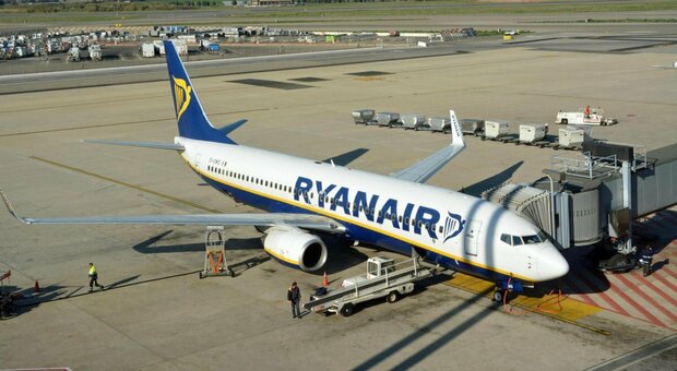 Ryanair danneggia la valigia a tre passeggeri: maxi-multa da 72mila euro
