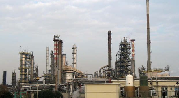 La raffineria Eni di Porto Marghera, dove si produce benzina e gasolio