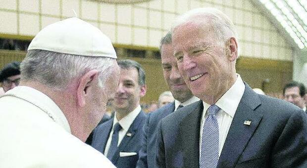 Usa, niente comunione a Biden: il documento dei vescovi. Dietro c'è la sfida al Papa