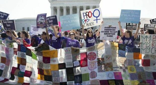 Texas, la Corte Suprema non cancella la norma anti-aborto: l'interuzione di gravidanza vietata dopo sei settimane