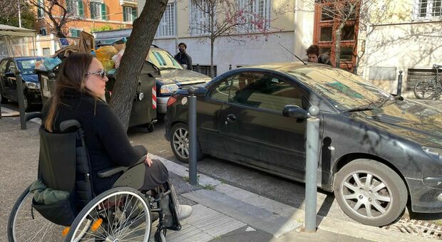 Macchina parcheggiata di fronte lo scivolo disabili