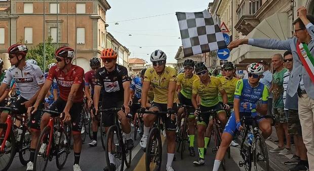 La partenza della tappa dei tre Ponti del Giro del Veneto