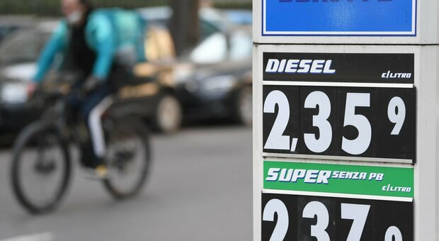Prezzi del carburante modificati, multati dodici benzinai