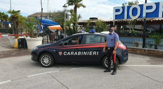 I carabinieri davanti all'entrata del lido Pioppi a Peschiera del Garda
