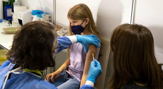 Vaccino Covid ai bambini, quando farlo? Il vademecum dei pediatri (e cosa fare n caso di contagio dopo la prima dose)