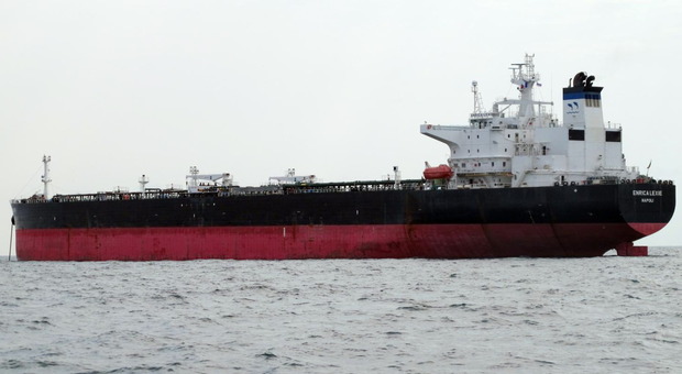 Russia, una flotta ombra per aggirare le sanzioni: acquistate più di 100 vecchie petroliere